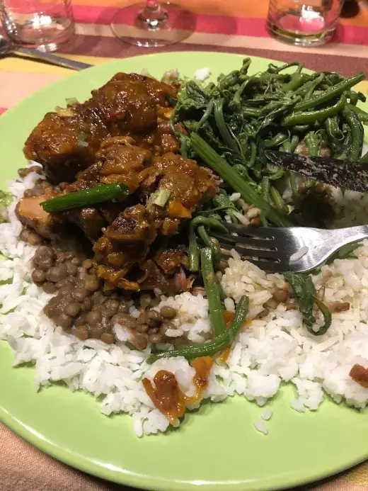 Table d'hôtes créole à La Réunion : cari, brèdes chouchou, lentilles et riz aux Mimosas