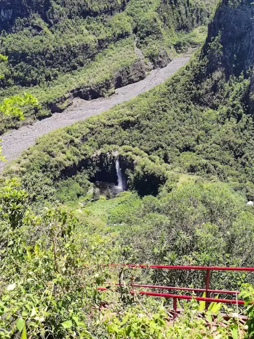 Vue du belvédère de Bois-Court sur Grand-Bassin, îlet de la chambre d'hôtes Les Mimosas, La Réunion