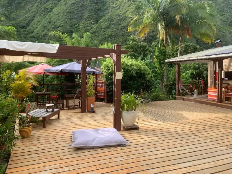Chambre d’hôtes Grand Bassin : terrasse ensoleillée et pergola des Mimosas, La Réunion